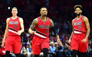 Damian Lillard von den Portland Trail Blazers feiert mit seinen Teamkollegen den Sieg gegen die Los Angeles Clippers.