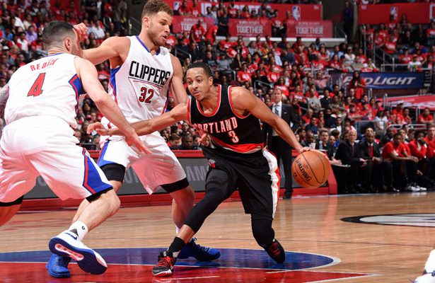 C.J. McCollum von den Portland Trail Blazers dribbelt an Blake Griffin und JJ Redick von den Los Angeles Clippers vorbei.