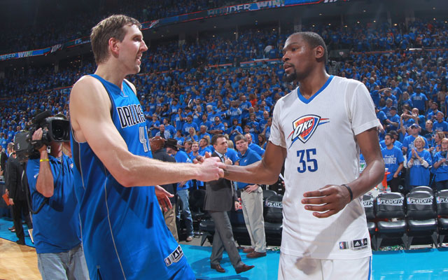 Dirk Nowitzki von den Dallas Mavericks gratuliert Kevin Durant von den Oklahoma City Thunder zum Erreichen der nächsten Playoff-Runde.