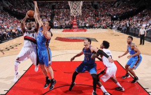 Zwei Spieler der Portland Trail Blazers kämpfen gegen zwei Spieler der Oklahoma City Thunder unter dem Korb um den Ball.