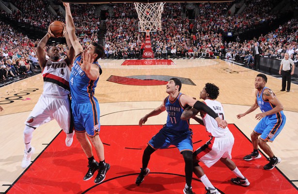 Zwei Spieler der Portland Trail Blazers kämpfen gegen zwei Spieler der Oklahoma City Thunder unter dem Korb um den Ball.