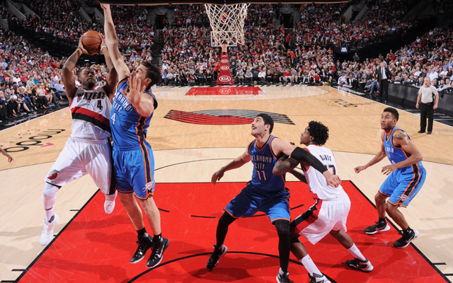 Zwei Spieler der Portland Trail Blazers kämpfen gegen zwei Spieler der Oklahoma City Thunder unter dem Korb um den Ball.