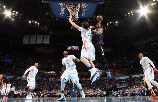 Steven Adams von den Oklahoma City Thunder verteidigt gegen die Los Angeles Clippers den eigenen Korb.