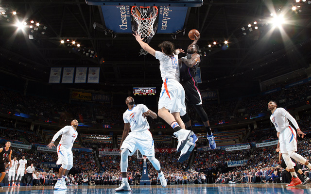 Steven Adams von den Oklahoma City Thunder verteidigt gegen die Los Angeles Clippers den eigenen Korb.
