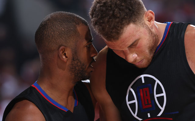 Chris Paul und Blake Griffin von den Los Angeles Clippers besprechen in einer Pause den nächsten Spielzug.