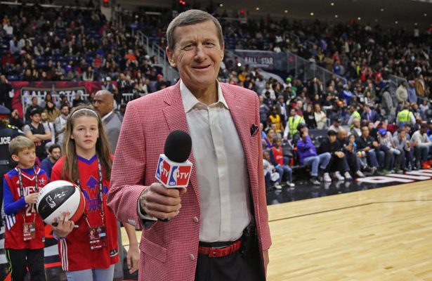 Craig Sager vom amerikanischen TV-Sender TNT berichtet live von einem NBA-Spiel.