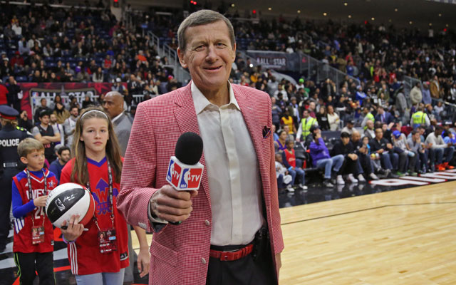 Craig Sager vom amerikanischen TV-Sender TNT berichtet live von einem NBA-Spiel.