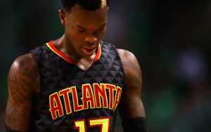 Dennis Schröder von den Atlanta Hawks konzentriert sich in der Auszeit eines NBA-Spiels.