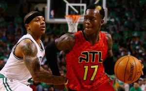 Dennis Schröder von den Atlanta Hawks zieht im NBA-Spiel gegen die Boston Celtics an Gegenspieler Isaiah Thomas vorbei.