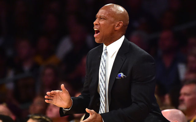 Byron Scott, Ex-Coach der Los Angeles Lakers, gibt seinem Team von der Seitenlinie aus Anweisungen.