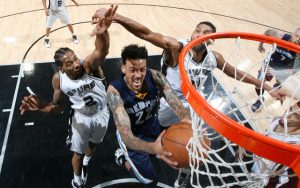Matt Barnes von den memphis Grizzlies wird auf dem Weg zum Korb von Tim Duncan und Kawhi Leonard von den San Antonio Spurs gestoppt.