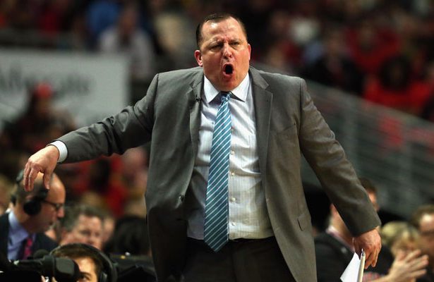 Tom Thibodeau, der neue Headcoach der Minnesota Timberwolves, gibt an der Seitenlinie Anweisungen.