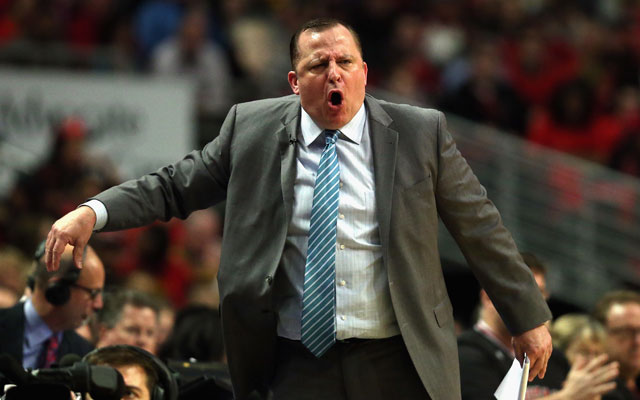 Tom Thibodeau, der neue Headcoach der Minnesota Timberwolves, gibt an der Seitenlinie Anweisungen.
