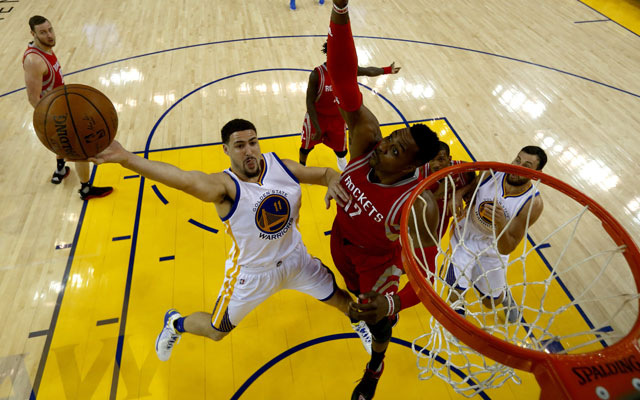 Klay Thompson von den Golden State Warriors zieht gegen Dwight Howard von den Houston Rockets zum Korb.