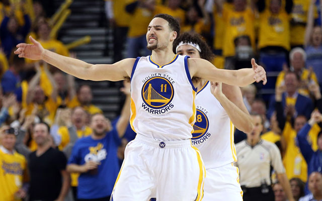 Klay Thompson und Anderson Varejao von den Golden State Warriors feiern einen Korb im Spiel gegen die Houston Rockets.