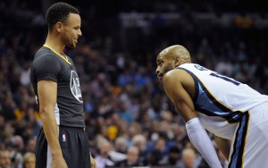 Steph Curry von den Golden State Warriors und Vince Carter von den Memphis Grizzlies unterhalten sich in einer Spielpause.