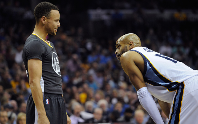 Steph Curry von den Golden State Warriors und Vince Carter von den Memphis Grizzlies unterhalten sich in einer Spielpause.