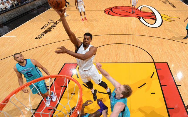 Hassan Whiteside von den Miami Heat erzielt im Spiel gegen die Charlotte Hornets einen Korb.