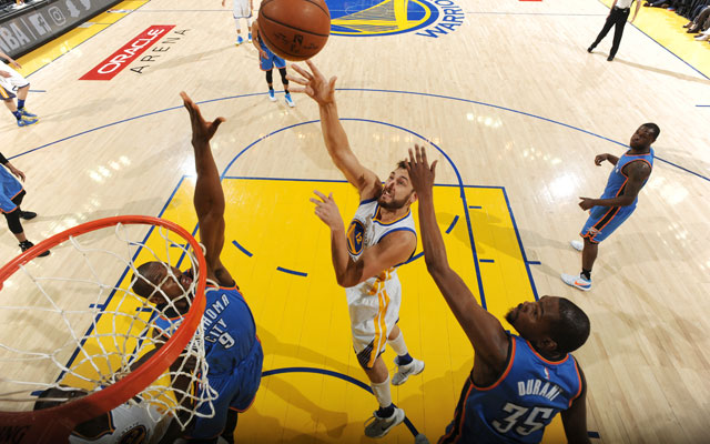 Andrew Bogut von den Golden State Warriors setzt sich unter dem Korb gegen zwei Gegenspieler der Oklahoma City Thunder durch.