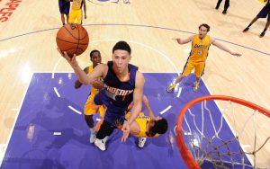 Devin Booker von den Phoenix Suns kommt im NBA-Spiel gegen die Los Angeles Lakers zu einem Korbleger.