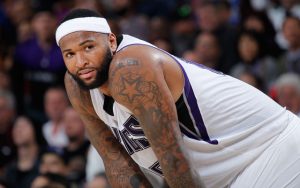 DeMarcus Cousins von den Sacramento Kings stützt sich in einer Auszeit auf seine Knie.