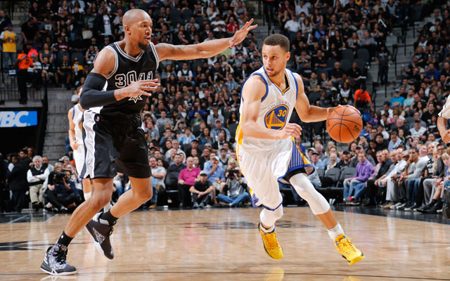 Stephen Curry von den Golden State Warriors zieht im NBA-Spiel gegen die San Antonio Spurs zum Korb.