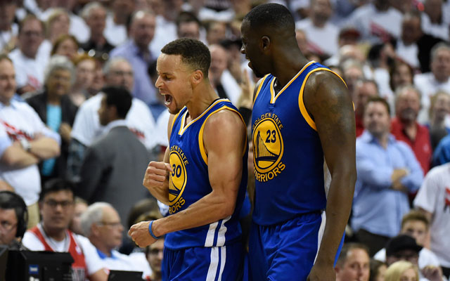 Stephen Curry und Draymond Green von den Golden State Warriors feiern den Sieg im NBA-Spiel gegen die Portland Trail Blazers den Sieg.