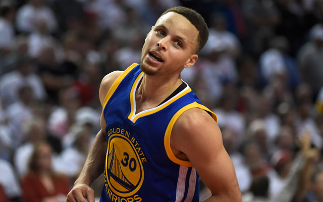 Steph Curry von den Golden State Warriors freut sich über einen seiner Korberfolge im NBA-Spiel gegen die Portland Trail Blazers.