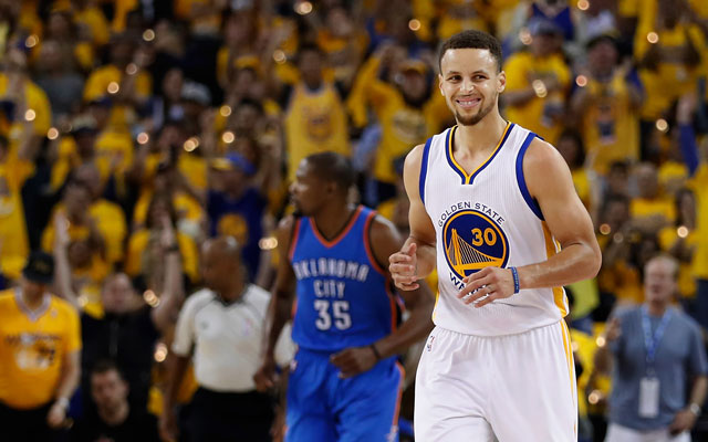 Steph Curry von den Golden State Warriors freut sich im NBA-Playoff-Spiel gegen die Oklahoma City Thunder über einen Korberfolg.
