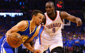 Steph Curry von den Golden State Warriors zieht im NBA-Spiel gegen Oklahoma City an Gegenspieler Serge Ibaka vorbei.