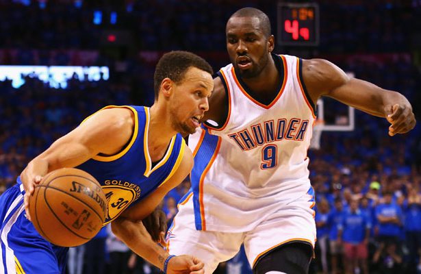 Steph Curry von den Golden State Warriors zieht im NBA-Spiel gegen Oklahoma City an Gegenspieler Serge Ibaka vorbei.
