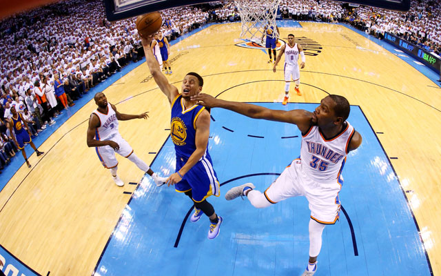 Steph Curry von den Golden State Warriors wird beim Korbleger von Gegenspieler Kevin Durant attackiert.