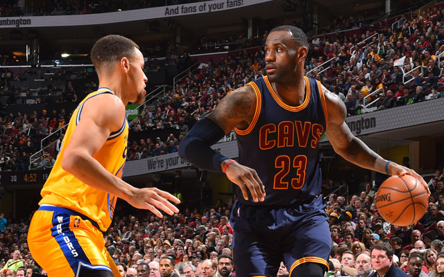 Die NBA-Superstars LeBron James und Steph Curry im direkten Duell.
