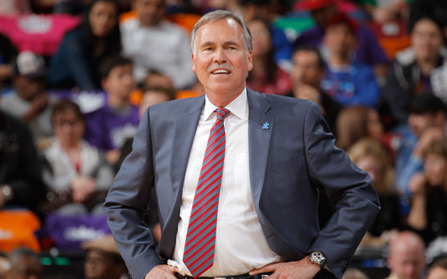 Mike D'Antoni, neuer Coach der Houston Rockets, verfolgt ein NBA-Spiel von der Seitenlinie aus.