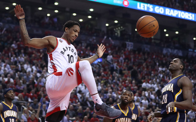 DeMar DeRozan von den Toronto Raptors vollendet im NBA-Spiel gegen die Indiana Pacers einen Dunking.
