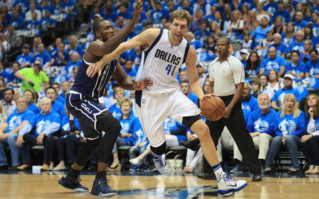 Dirk Nowitzki von den Dallas Mavericks dribbelt mit dem Ball in der Hand an Serge Ibaka von den Oklahoma City Thunder vorbei.