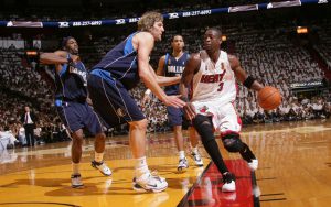 Dwyane Wade von den Miami Heat zieht im NBA-Finale 2006 an seinem Gegenspieler Dirk Nowitzki vorbei.