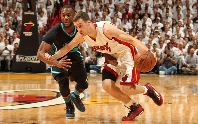 Goran Dragic von den Miami Heat zieht im NBA-Spiel gegen die Charlotte Hornets an seinem Gegenspieler Kemba Walker vorbei.