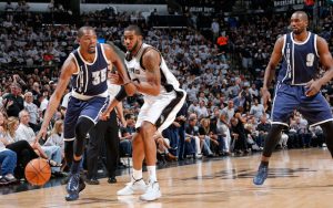 Kevin Durant von den Oklahoma City Thunder zieht im NBA-Spiel gegen die San Antonio Spurs an seinem Gegenspieler Kawhi Leonard vorbei.
