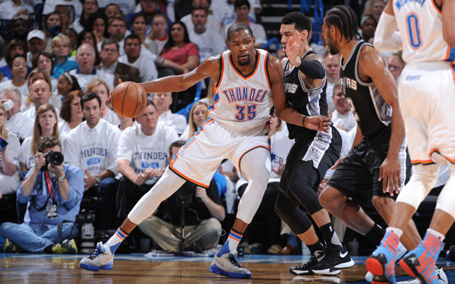 Kevin Durant von den Oklahoma City Thunder postet gegen Danny Green von den San Antonio Spurs auf.