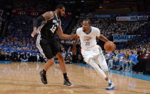 Kevin Durant von den Oklahoma City Thunder zieht im NBA-Spiel gegen die San Antonio Spurs an seinem Gegenspieler LaMarcus Aldridge vorbei.