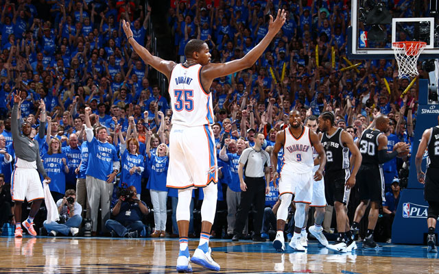 Kevin Durant von den Oklahoma City Thunder lässt sich im NBA-Spiel gegen die San Antonio Spurs von den Fans feiern.