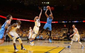 Kevin Durant von den Oklahoma City Thunder macht im NBA-Spiel gegen die Golden State Warriors einen Sprungwurf.