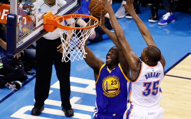 Kevin Durant von den Oklahoma City Thunder blockt im NBA-Spiel gegen die Golden State Warriors seinen Gegenspieler Draymond Green.