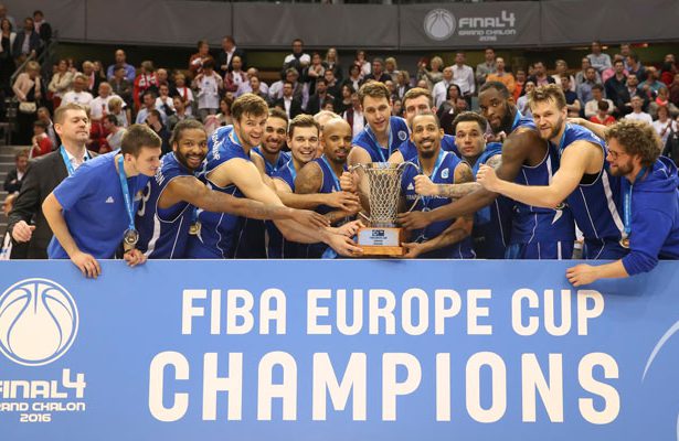 Die Fraport Skyliners feiern nach der Pokalübergabe den Sieg im EuroCup, einem europäischen Pokal im Basketball.