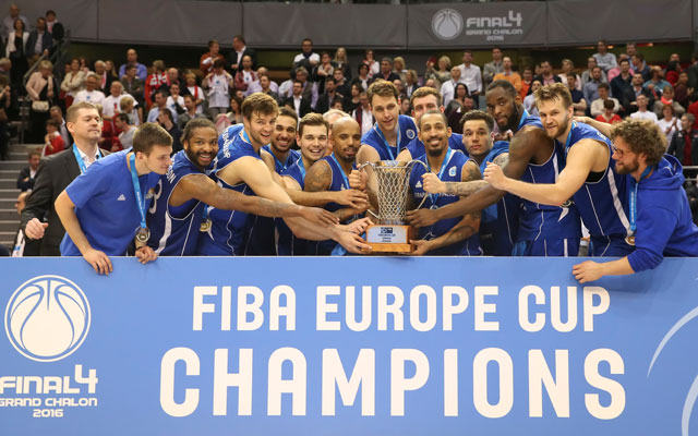 Die Fraport Skyliners feiern nach der Pokalübergabe den Sieg im EuroCup, einem europäischen Pokal im Basketball.