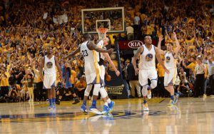 Steph Curry und seine Kollegen der Golden State Warriors feiern den Sieg im siebten Spiel gegen die Oklahoma City Thunder.