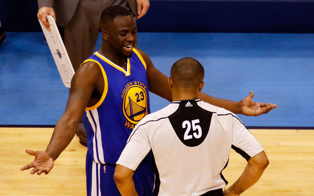 Draymond Green von den Golden State Warriors beschwert sich im NBA-Spiel gegen die Oklahoma City Thunder über eine Entscheidung der Schiedsrichter.