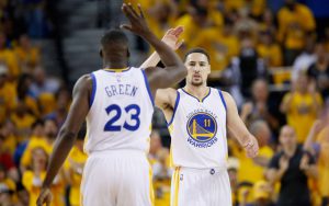 Draymond Green und Klay Thompson von den Golden State Warriors klatschen sich in einer Auszeit des NBA-Spiels gegen die Portland Trail Blazers ab.