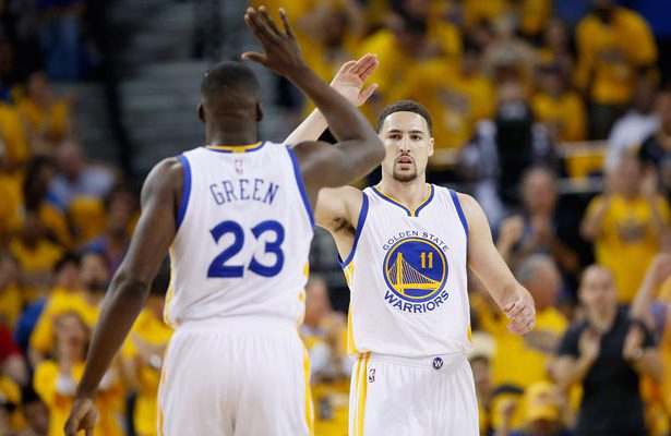 Draymond Green und Klay Thompson von den Golden State Warriors klatschen sich in einer Auszeit des NBA-Spiels gegen die Portland Trail Blazers ab.